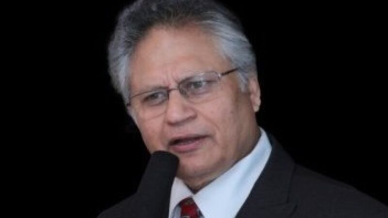 Shiv Khera speaks into a microphone.